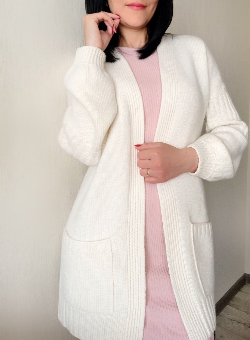 Cardigan tied from top to bottom with a dropped shoulder line