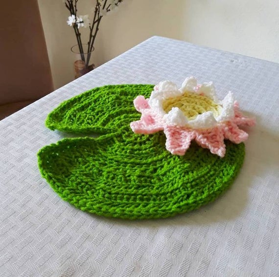 Crochet lily pad