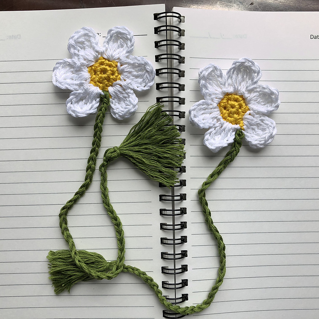 Crochet daisy bookmark pattern