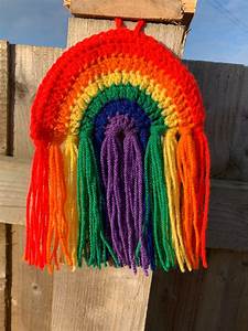 Free crochet rainbow wall hanging pattern