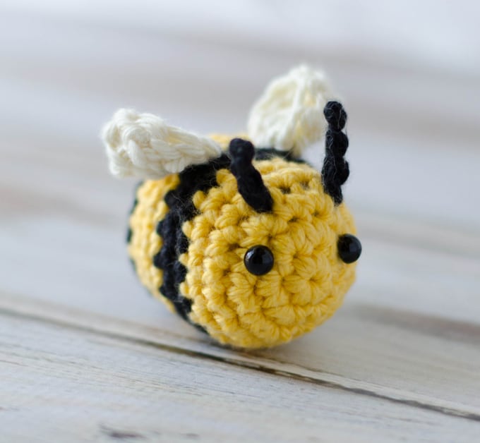 Tiny bee crochet pattern