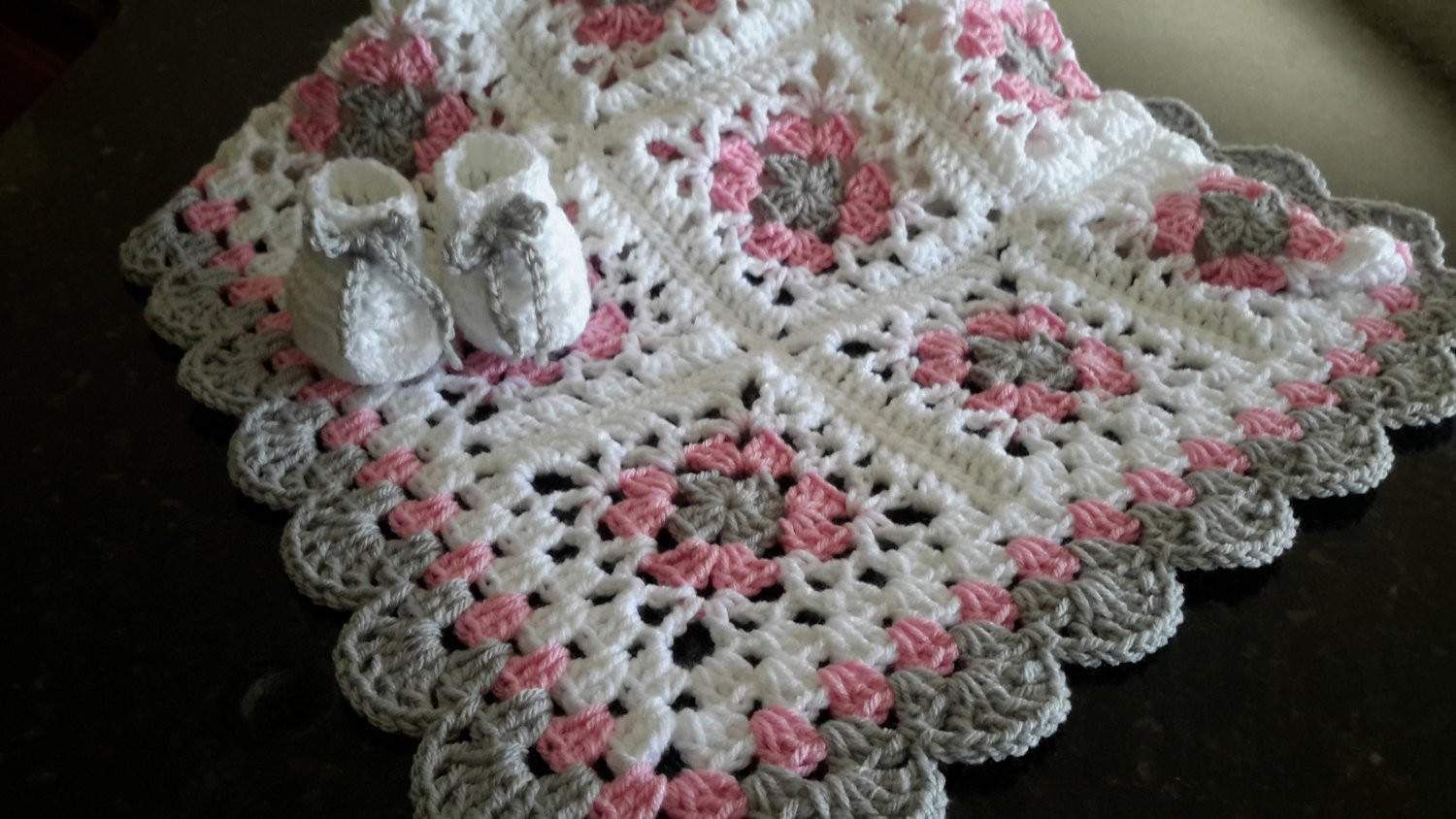 Continuous granny square afghan pattern