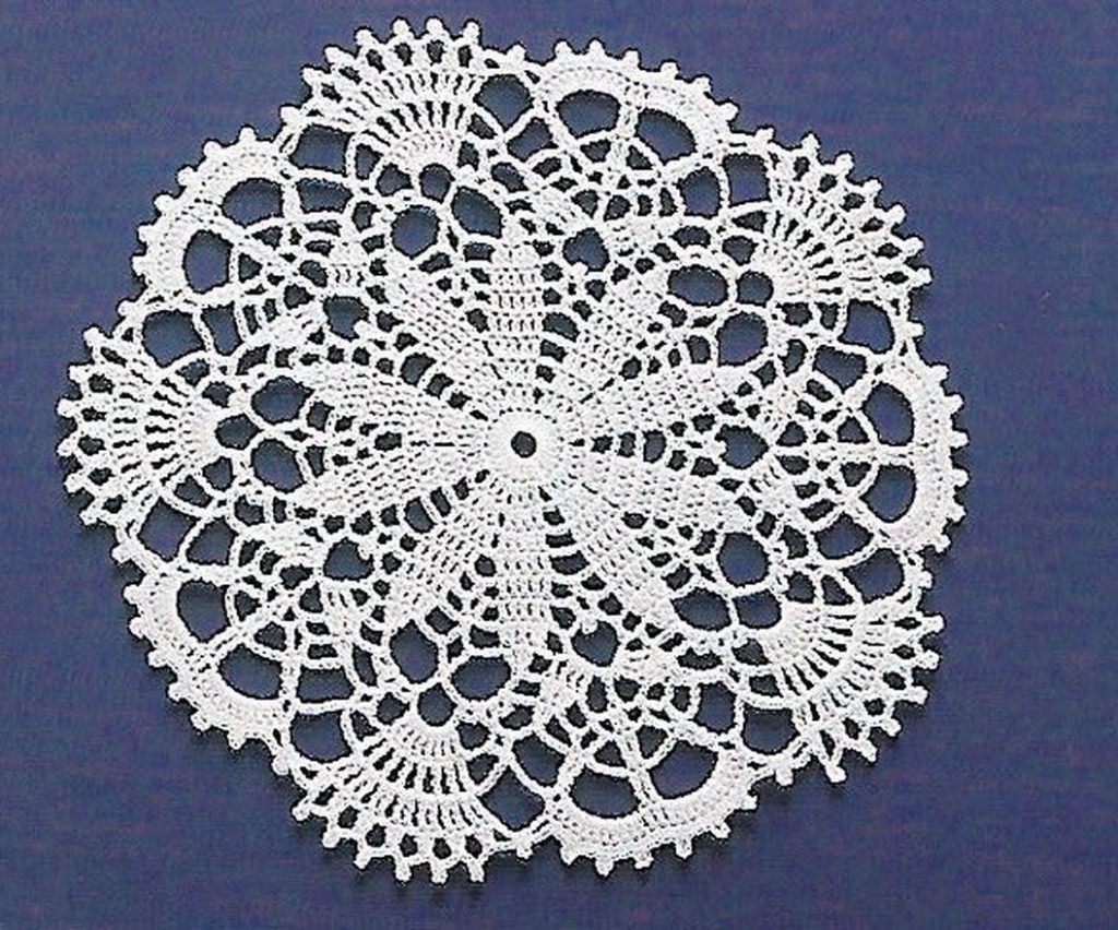 Crochet lace circle pattern