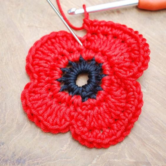 Realistic poppy crochet pattern