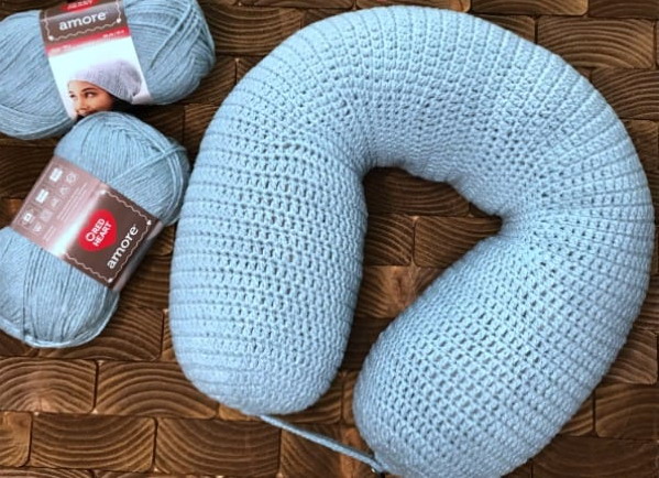 Crochet travel pillow