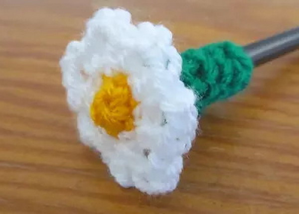 Daisy Pen Topper Free Crochet Pattern