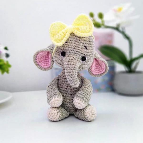 Crochet elephant amigurumi