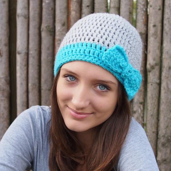 Crochet hat with bow