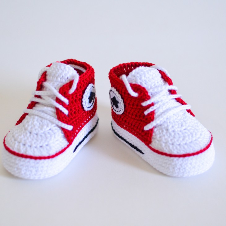 Red baby sneakers with stars