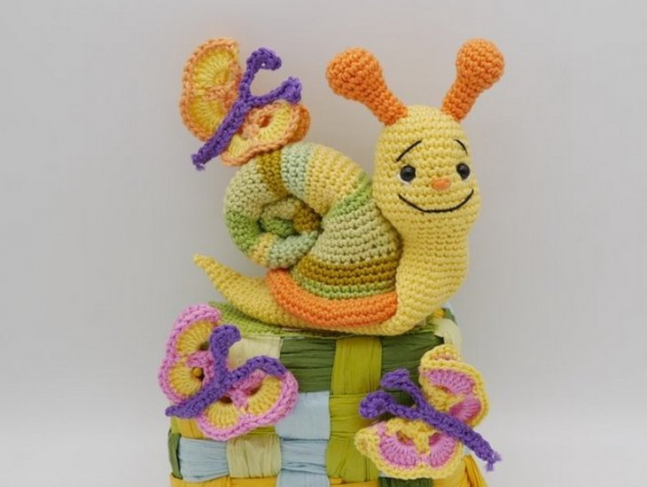 Crochet pattern colorful snail