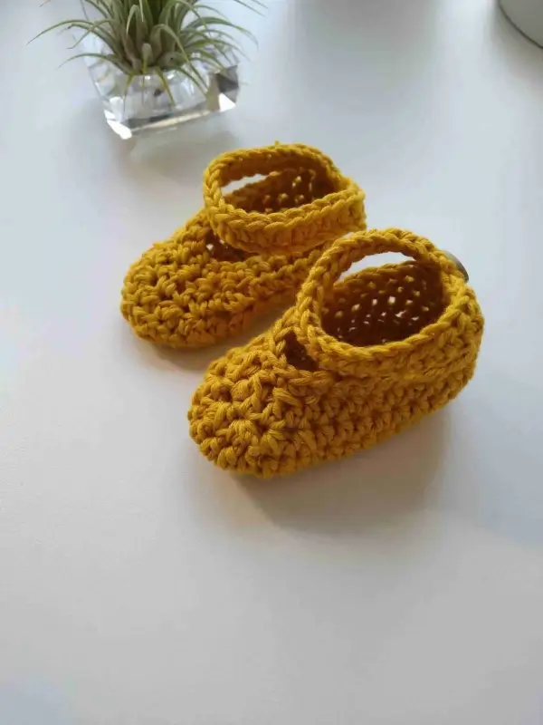 Lottie Easy Crochet Baby Shoes