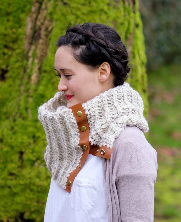 Chunky Crochet Scarf with Leather Snaps