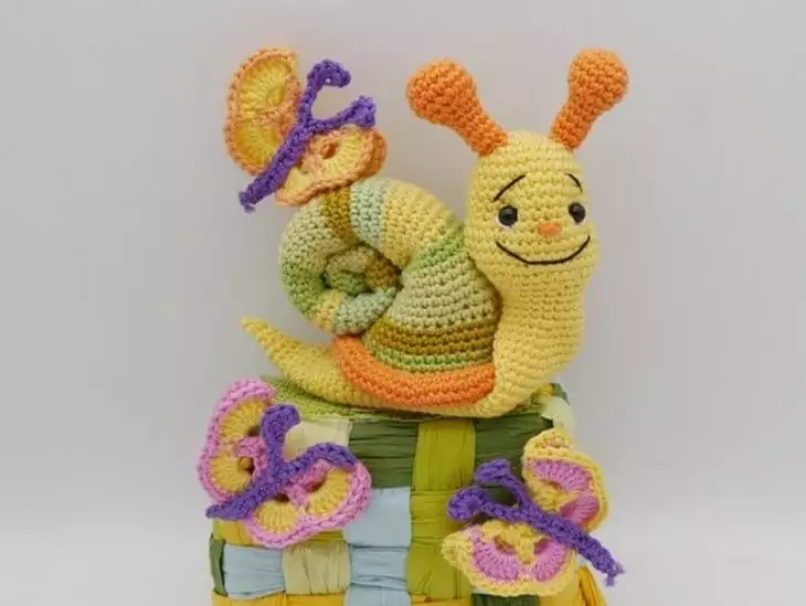Crochet pattern colorful snail
