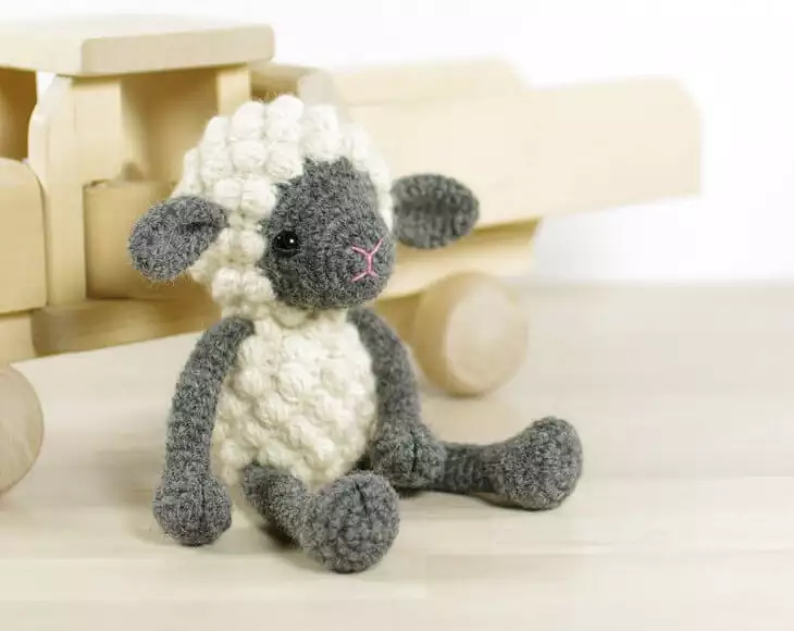 Small sheep - Crochet pattern with photos