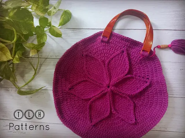 Handbag with textured flower