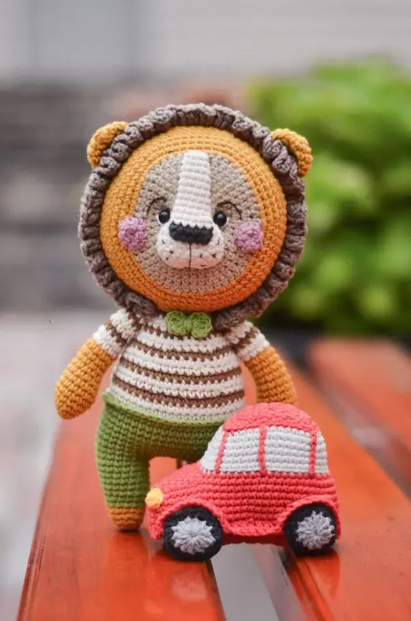 Lion & Car