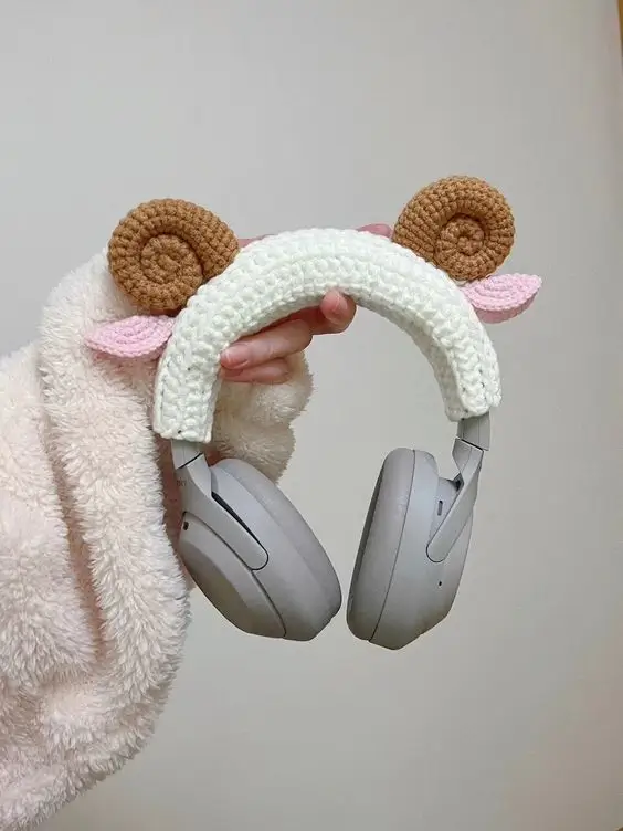 Crochet cover for headphones