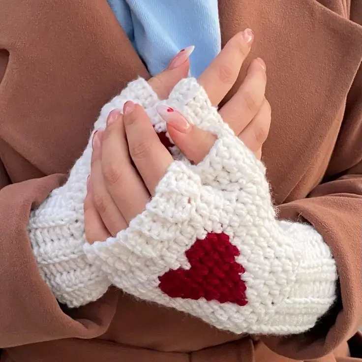 Crochet mittens with hearts