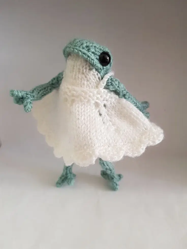 Froggy's Dress Apron pattern - knitting pattern