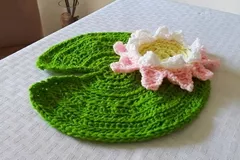 Crochet lily pad