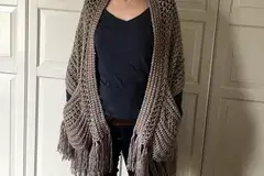 Boho crochet shawl with pockets and fringe - free pattern