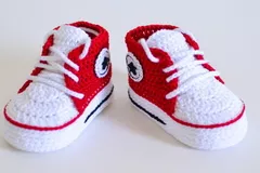 Red baby sneakers with stars