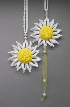 Hanging decoration large flower - simple from scraps of yarn