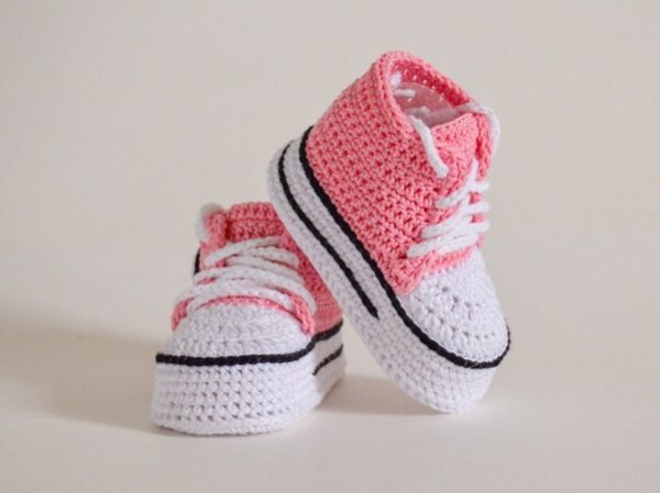 Crochet baby shoes pattern 0-3 months high top baby sneakers with stars b12