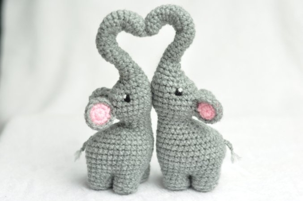 Crochet pattern loving elephants