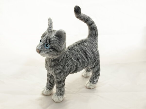 Young cat (no sewing) - crochet pattern