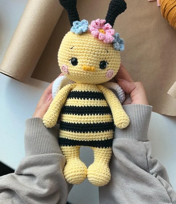 Lily The Bee: English Crochet Pattern PDF