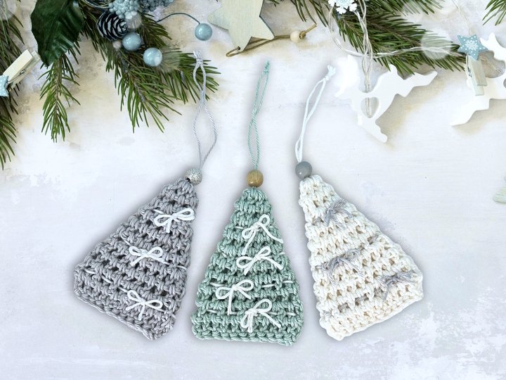 Crochet Pattern Small Christmas Trees with Bows