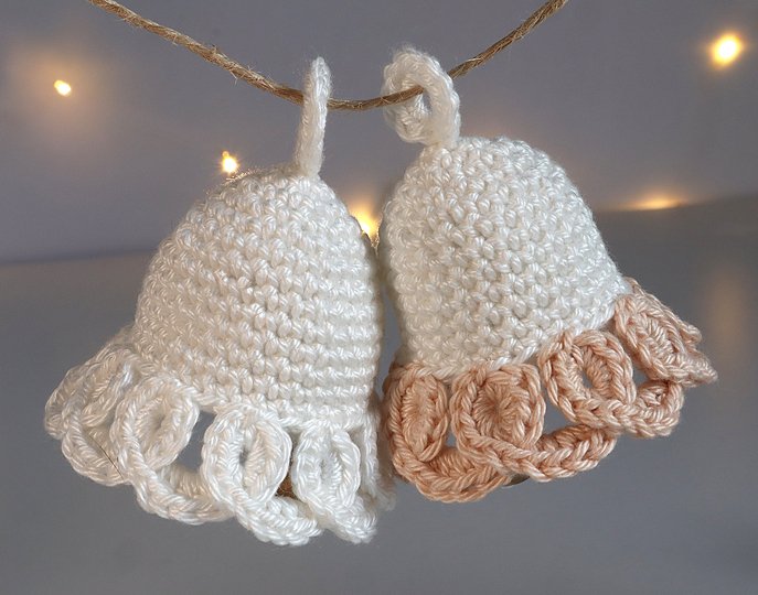 Aurelia bell in 3 sizes ornament