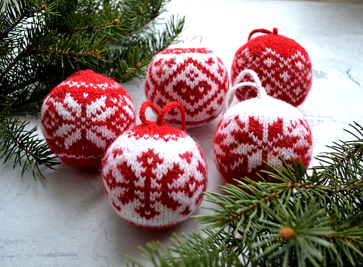 Knitting pattern for basic Christmas ball ornament 5 Christmas balls