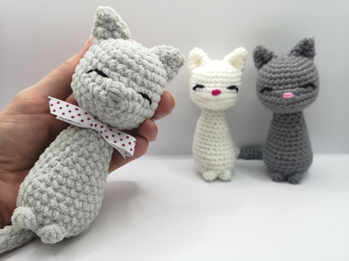 Small cat sitting crochet pattern