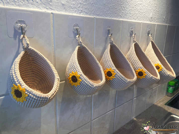 Crochet pattern hanging baskets in 5 different sizes