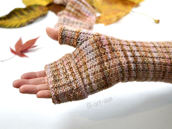 Reversible fingerless mitts