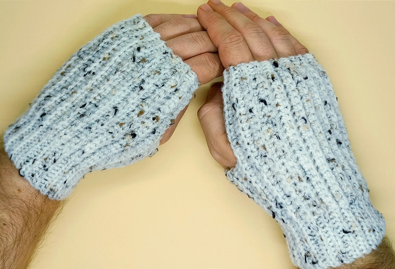Crochet simple fingerless gloves