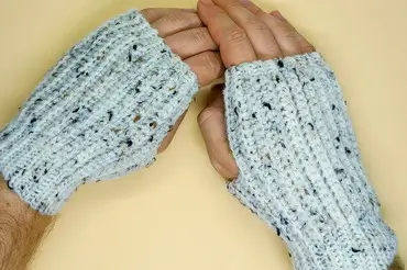 Crochet simple fingerless gloves