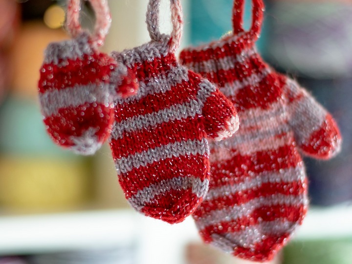 Knitting Pattern for a Mini Mitten Advent Calendar