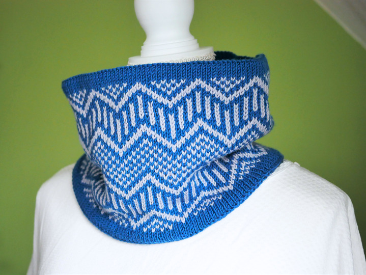 Shelby Cowl knitting pattern for stranded colourwork cowl