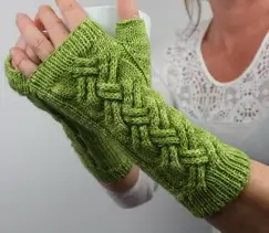 Knitting pattern Wristwarmer Avocado