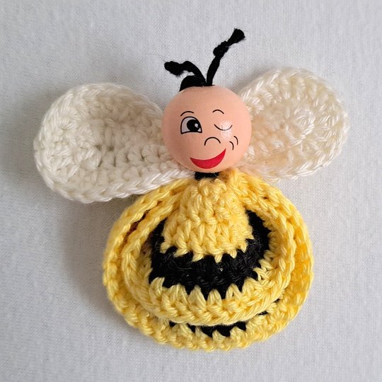 Little Bee easy free crochet amigurumi