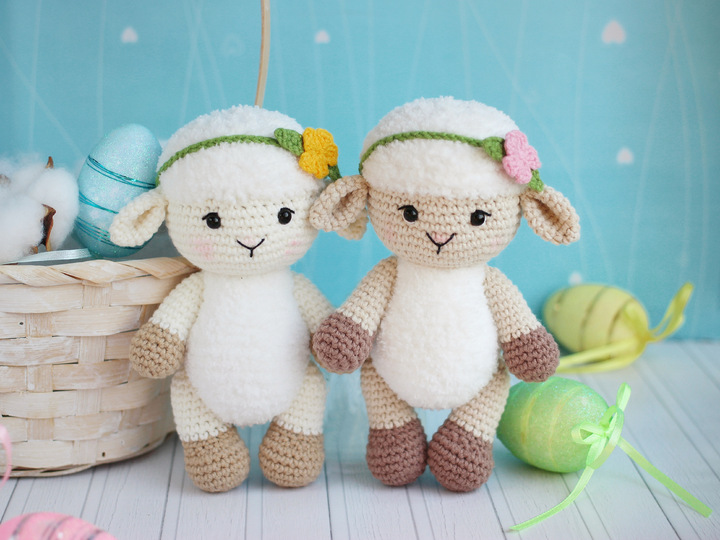 Crochet pattern amigurumi Little lambs with flowers