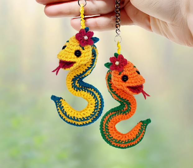 Crochet pattern Snake Keychain with Flower