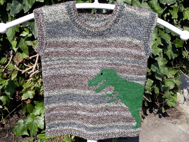 Knitting pattern kids jumper dino