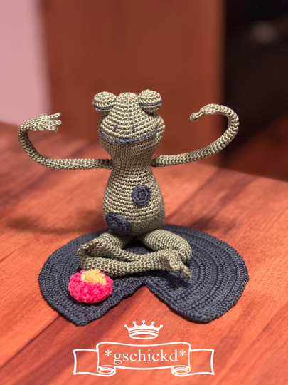Yogifrog Amigurumi Crochet Pattern with Wire Armature