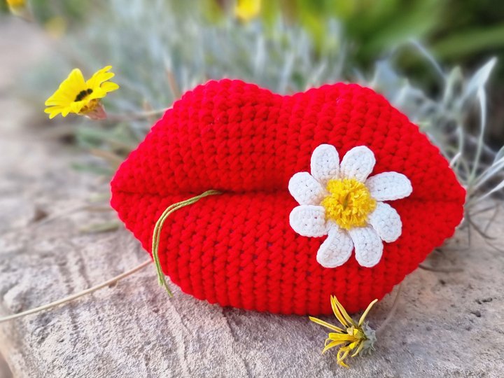 P32 Crochet pattern for a small lip-shaped pillow, a crocheted lip