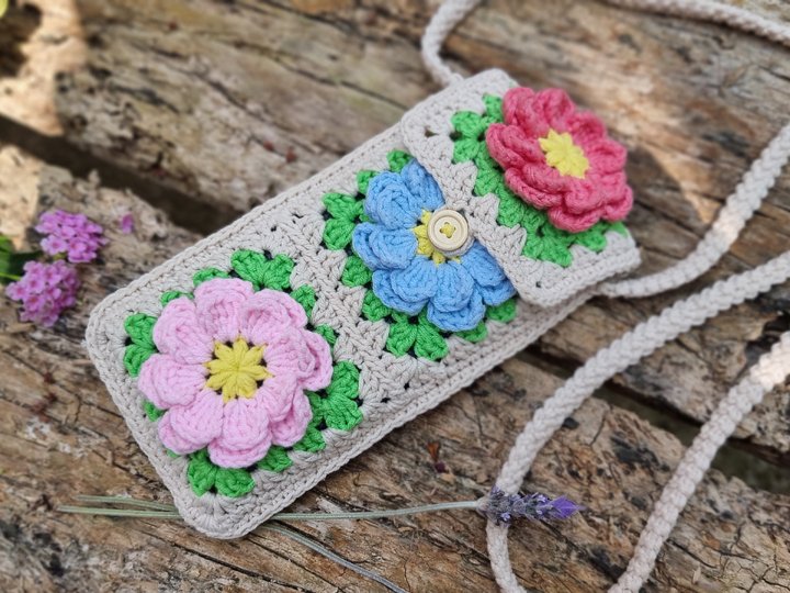 T15 Mobile Phone Bag Granny Square