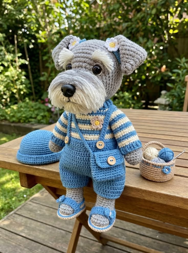 Blue Garden Schnauzer – Free Crochet Pattern